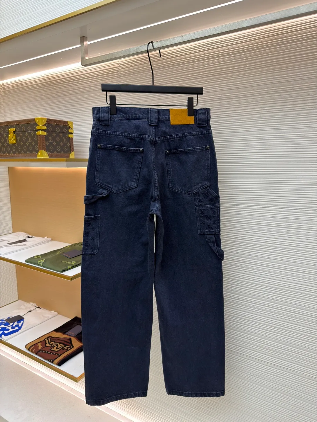 LOUIS VUITTON dyed embossed jeans ●Original version: Purchased and developed by 15889 ●Item number: 1681050-B55 ●Material: denim fabric ●Technology: embossed production ●Version: fitted version ●Weight: about 970 grams ●Size: 30-32-34-36 ●Description: This style is processed through garment dyeing to create a washed retro effect, and then uses a splicing structure and hammer fixing rings to express the workwear style. Monogram embroidery adorns the sides and left patch pocket, and pearlescent buttons and rivets complete the detail. Pair it with the same style to add to your summer wardrobe. The overall wiring is straight and delicate, the fabric is comfortable and soft, and the color is consistent without color difference. It can be matched with the same style to create a fashionable look and control various occasions. Customized accessories, complete with three standards, same style for men and women!